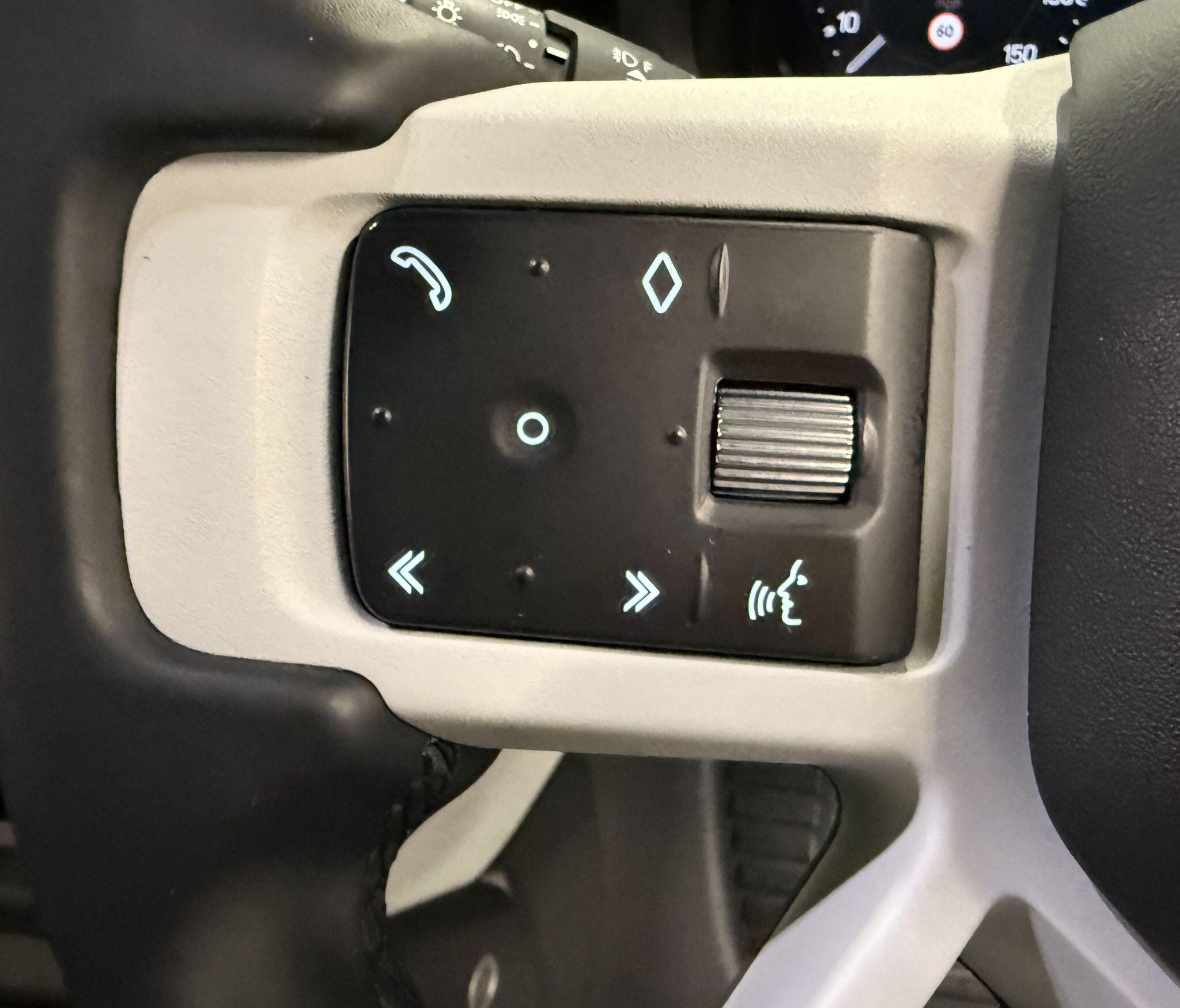 Land Rover Defender 90 view 12