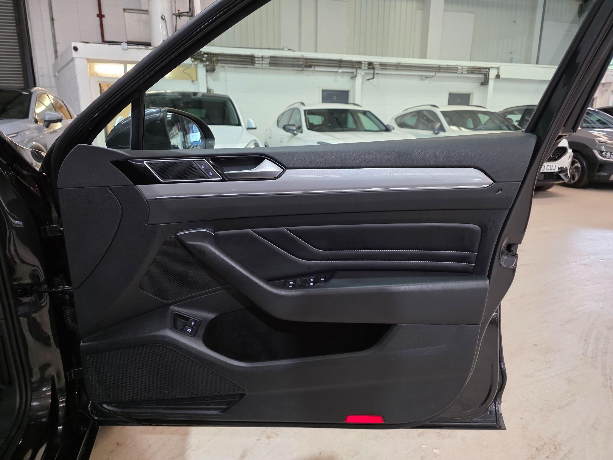 Volkswagen Passat view 11