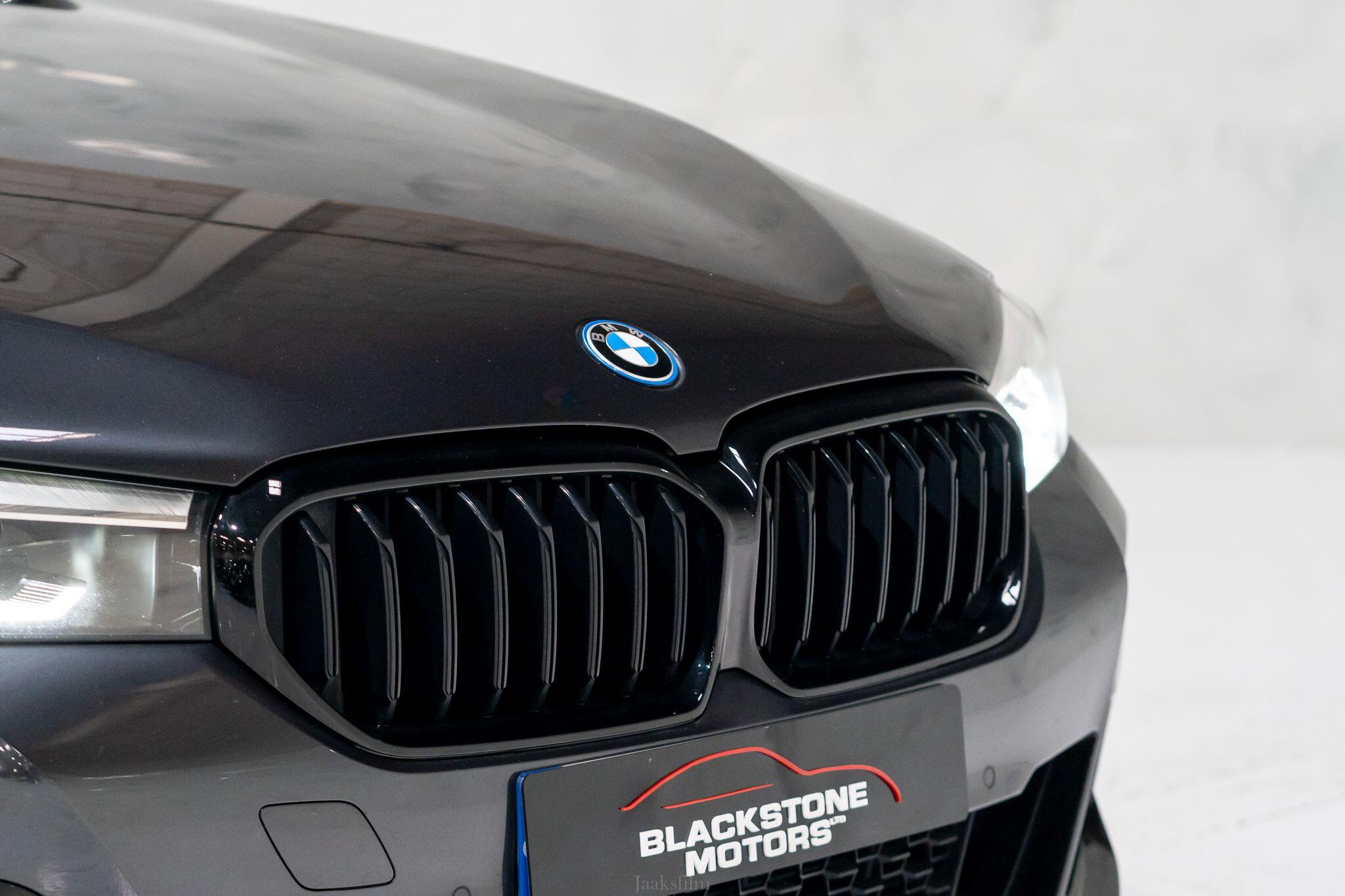 BMW 5 Series view 10