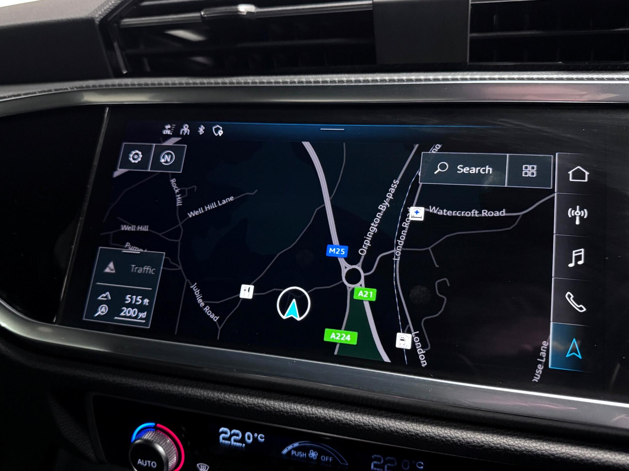 Audi Q3 view 9