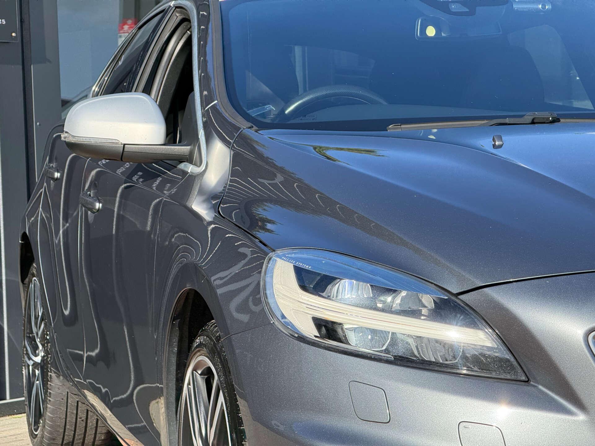 Volvo V40 view 16