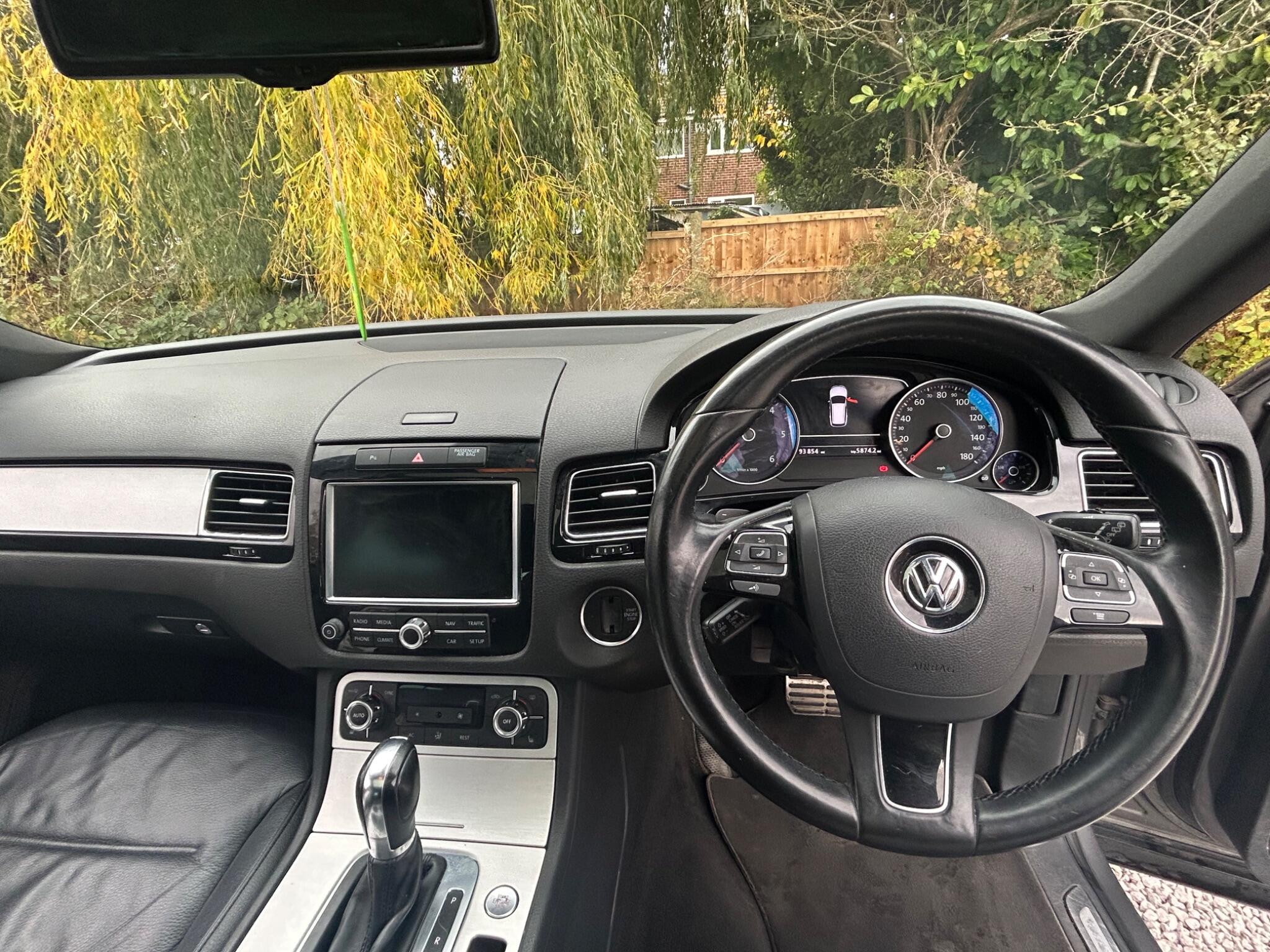 Volkswagen Touareg view 18