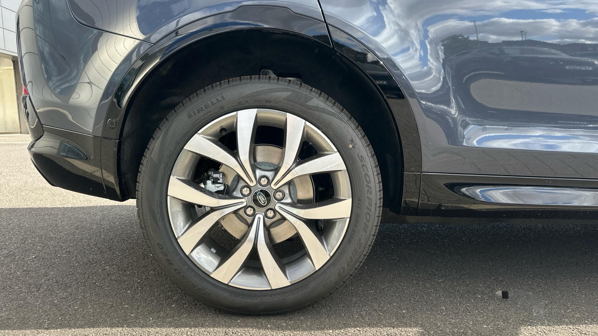 Land Rover Discovery Sport view 19