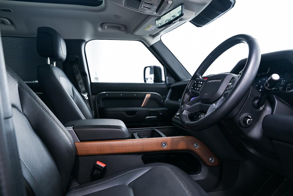 Land Rover Defender view 14