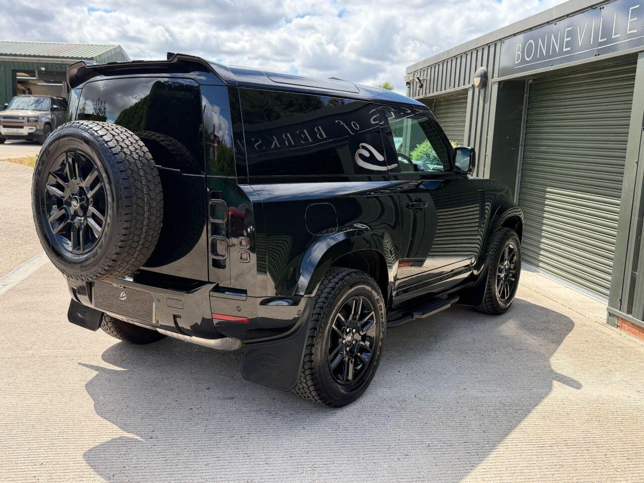 Land Rover Defender 90 view 19