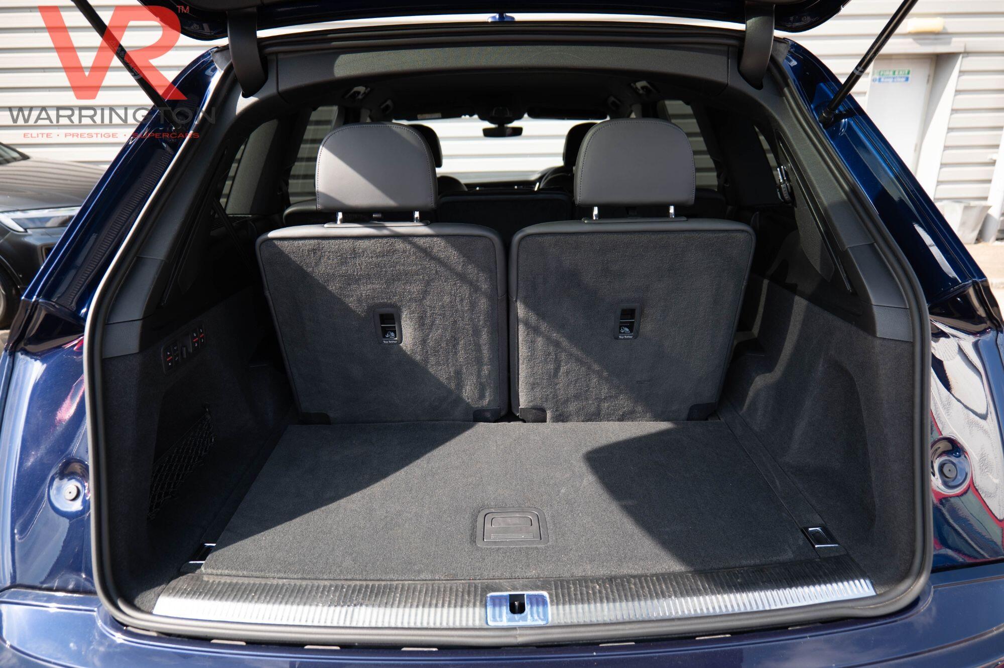 Audi Q7 view 18