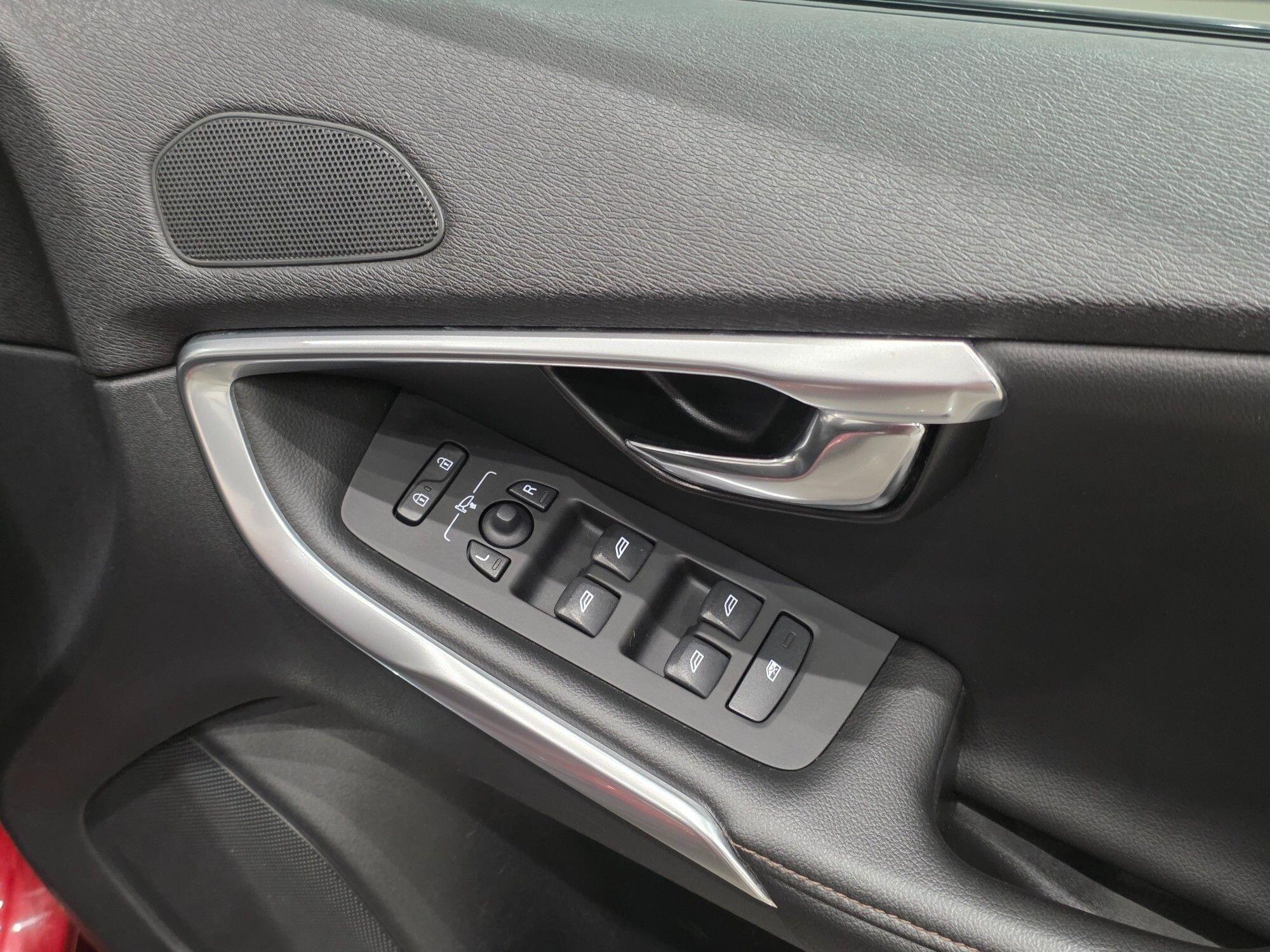 Volvo V40 Cross Country view 37