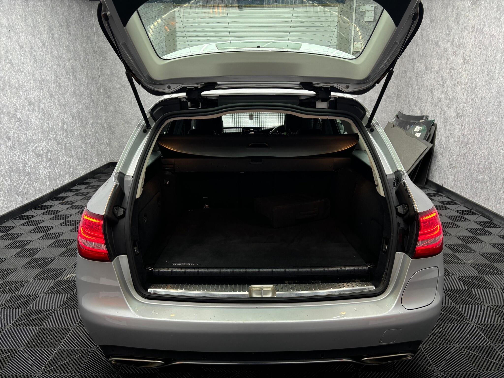 Mercedes-Benz C Class view 28