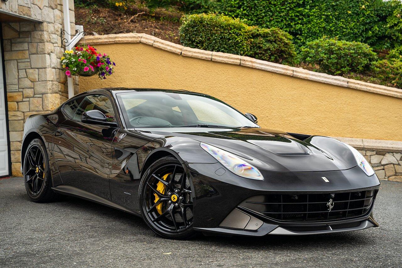 Ferrari F12 view 27