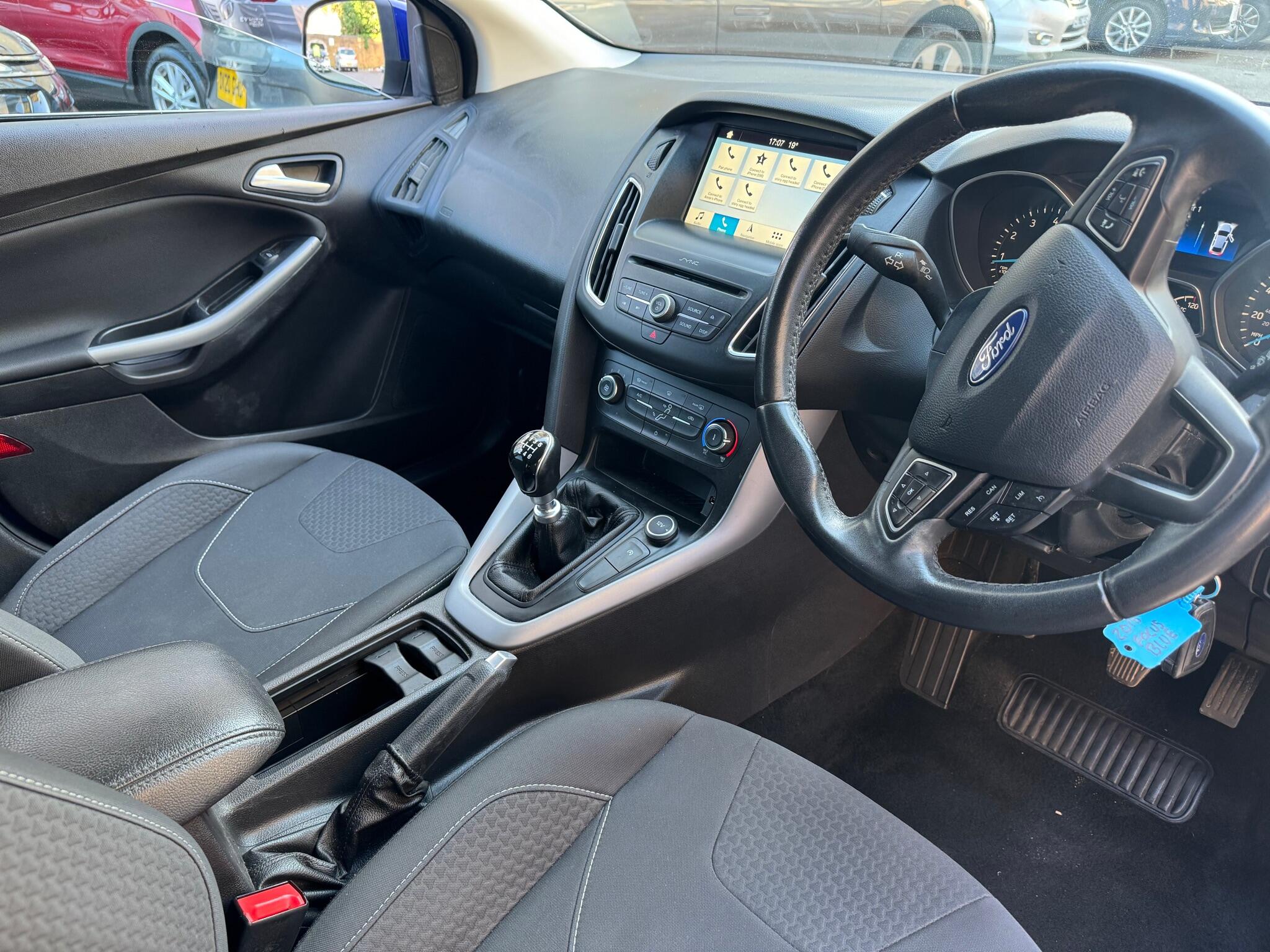 Ford Focus view 22