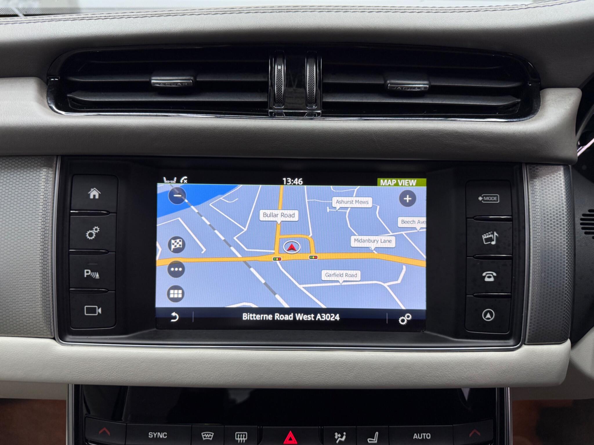Jaguar XF view 18