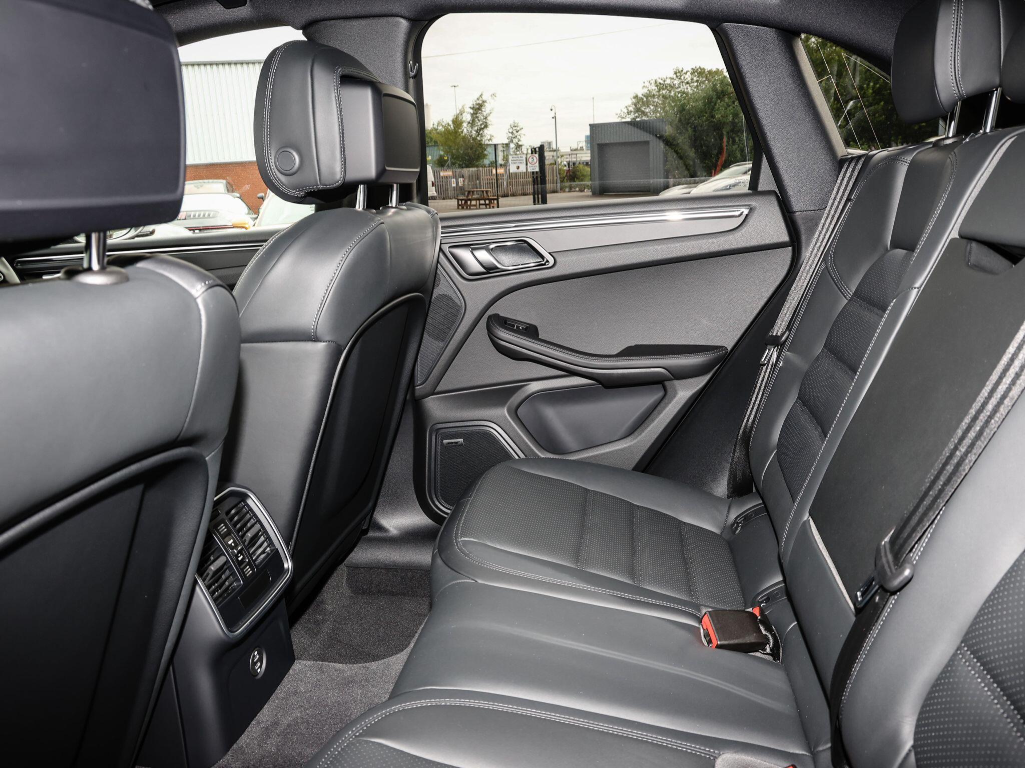 Porsche Macan view 14