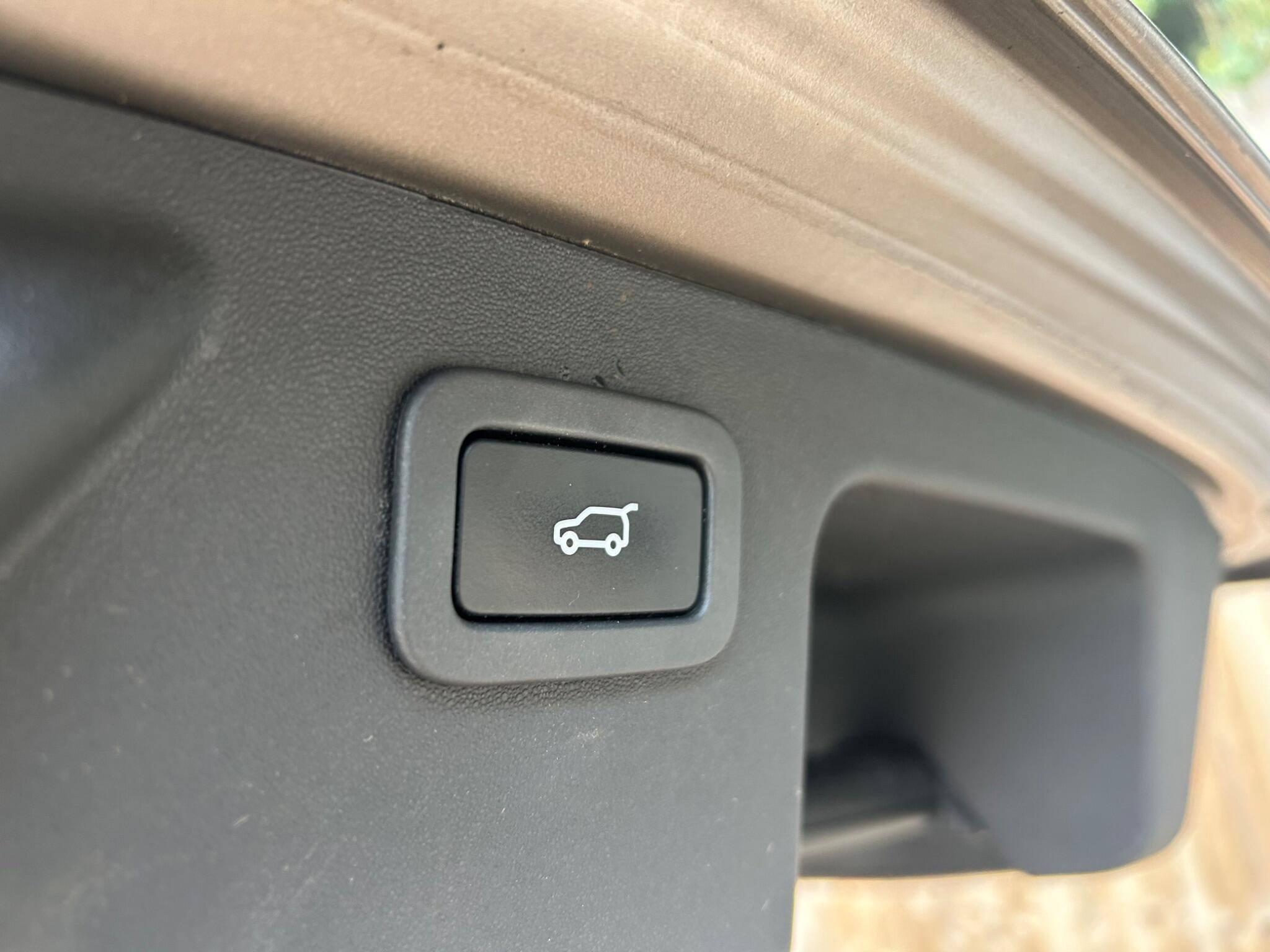 Land Rover Discovery Sport view 31