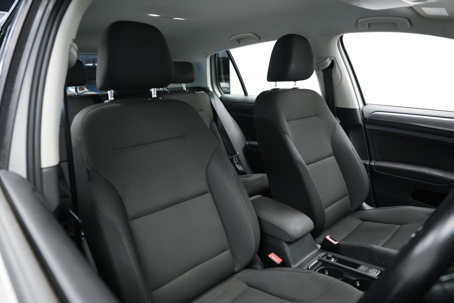 Volkswagen Golf view 8