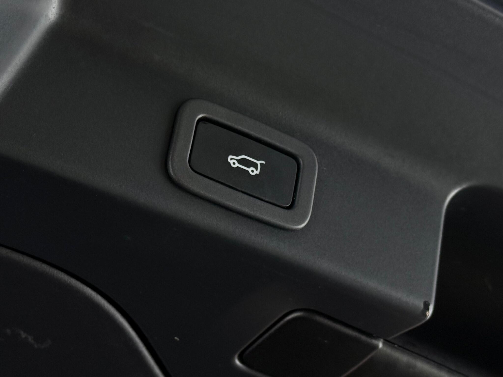 Jaguar F-Pace view 12