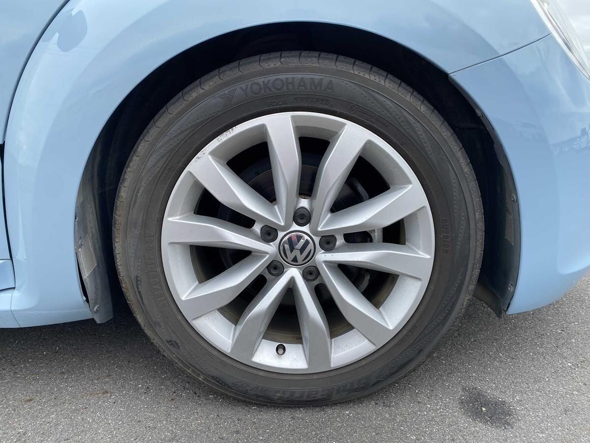Volkswagen Beetle view 25