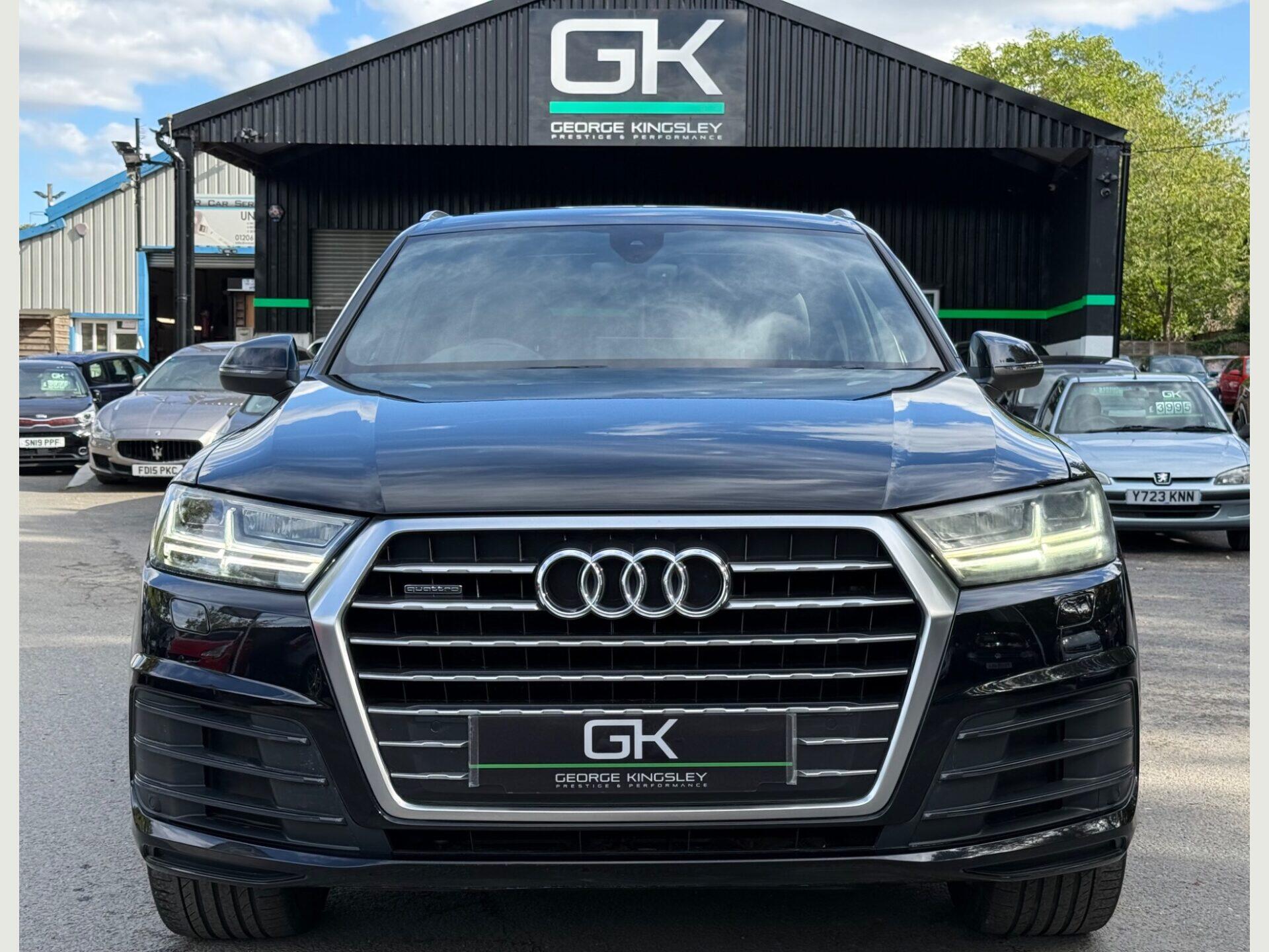 Audi Q7 view 12