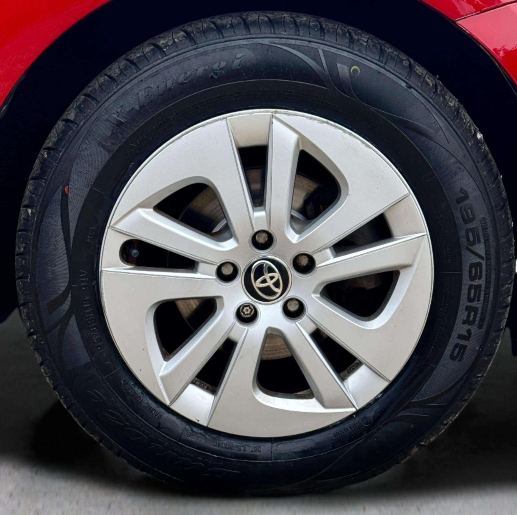 Toyota Prius view 77
