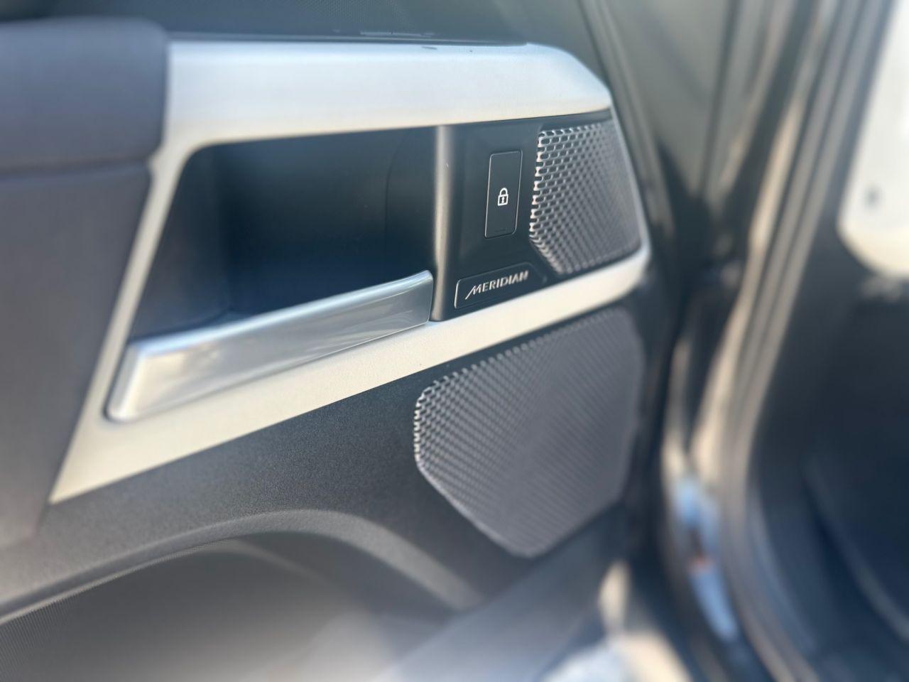 Land Rover Defender view 32