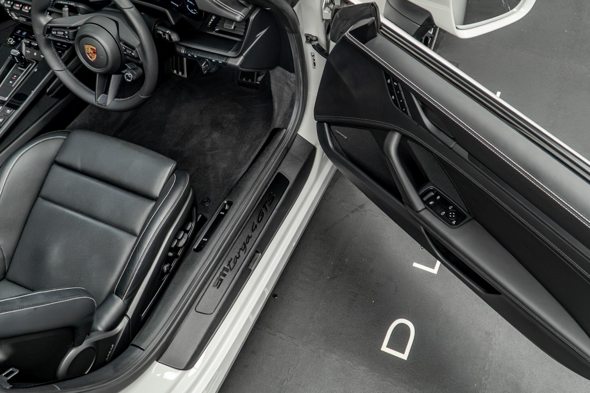 Porsche 911 view 30