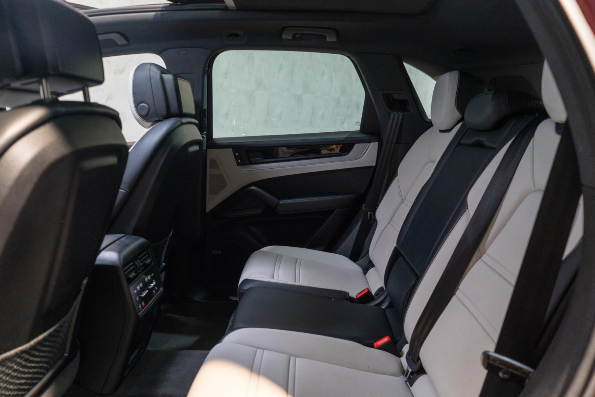 Porsche Cayenne view 16