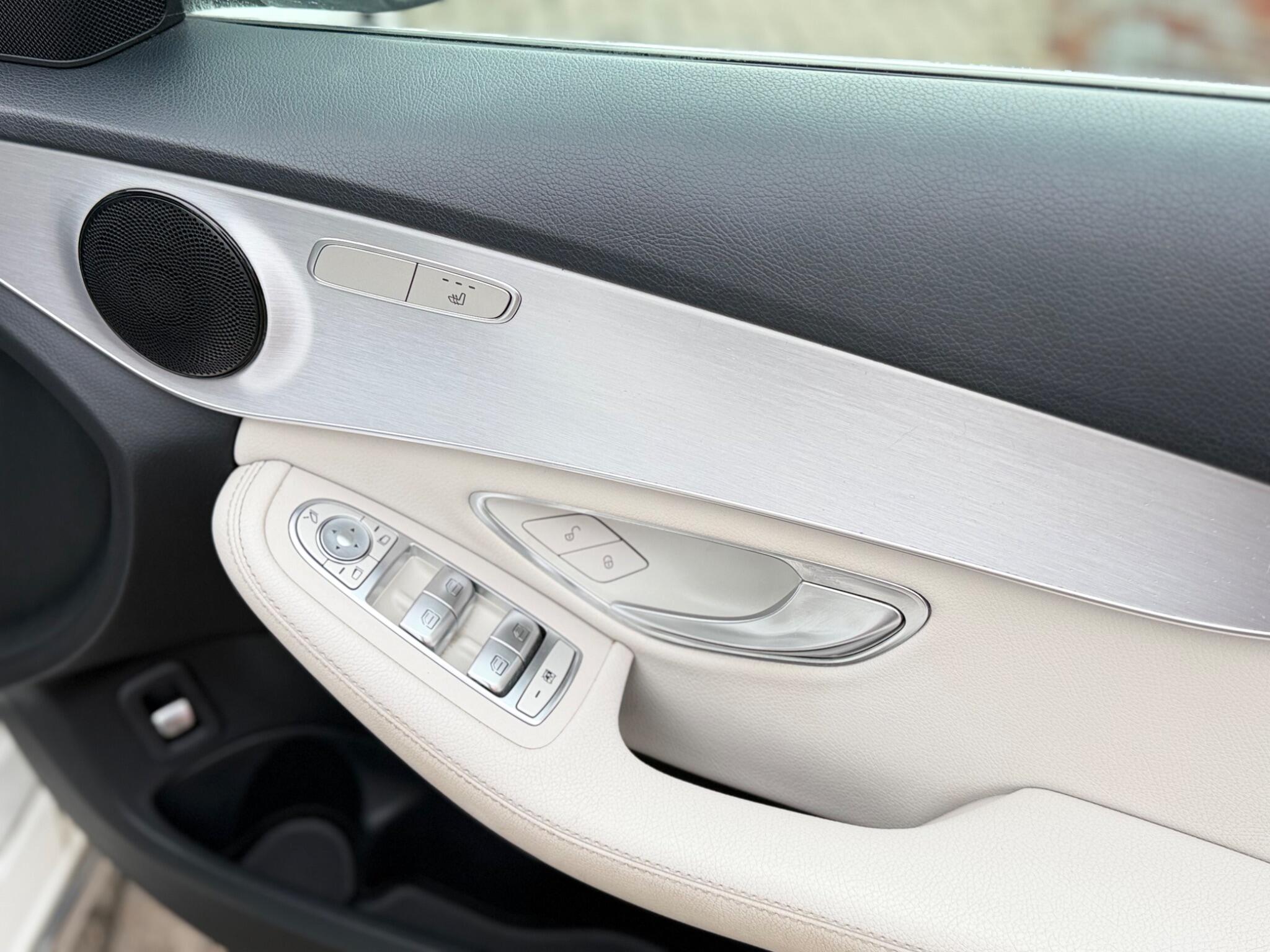 Mercedes-Benz C-Class view 27