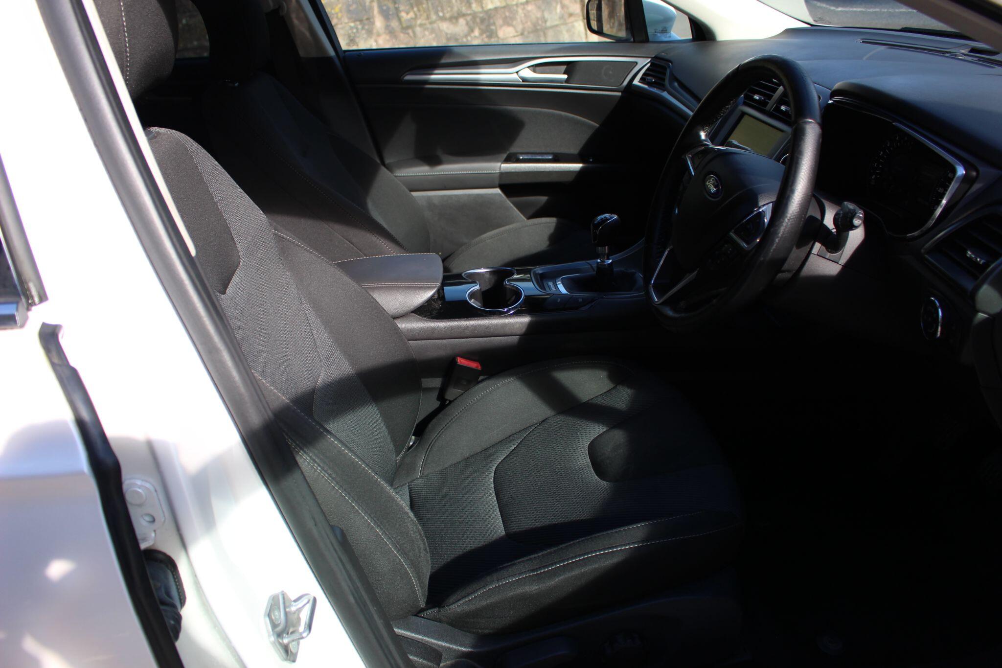 Ford Mondeo view 30
