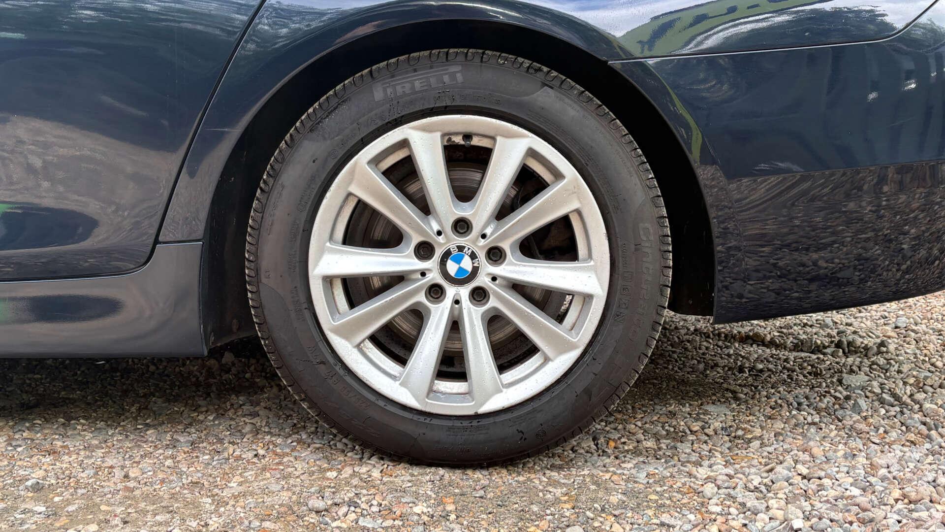 BMW 5 Series view 39