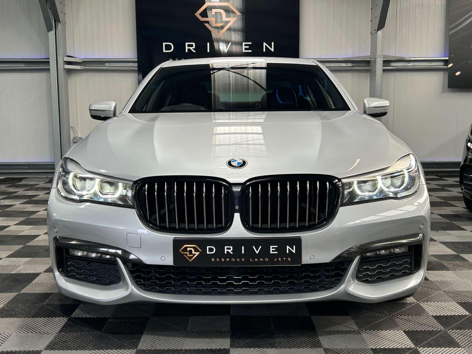 BMW 7 Series view 9