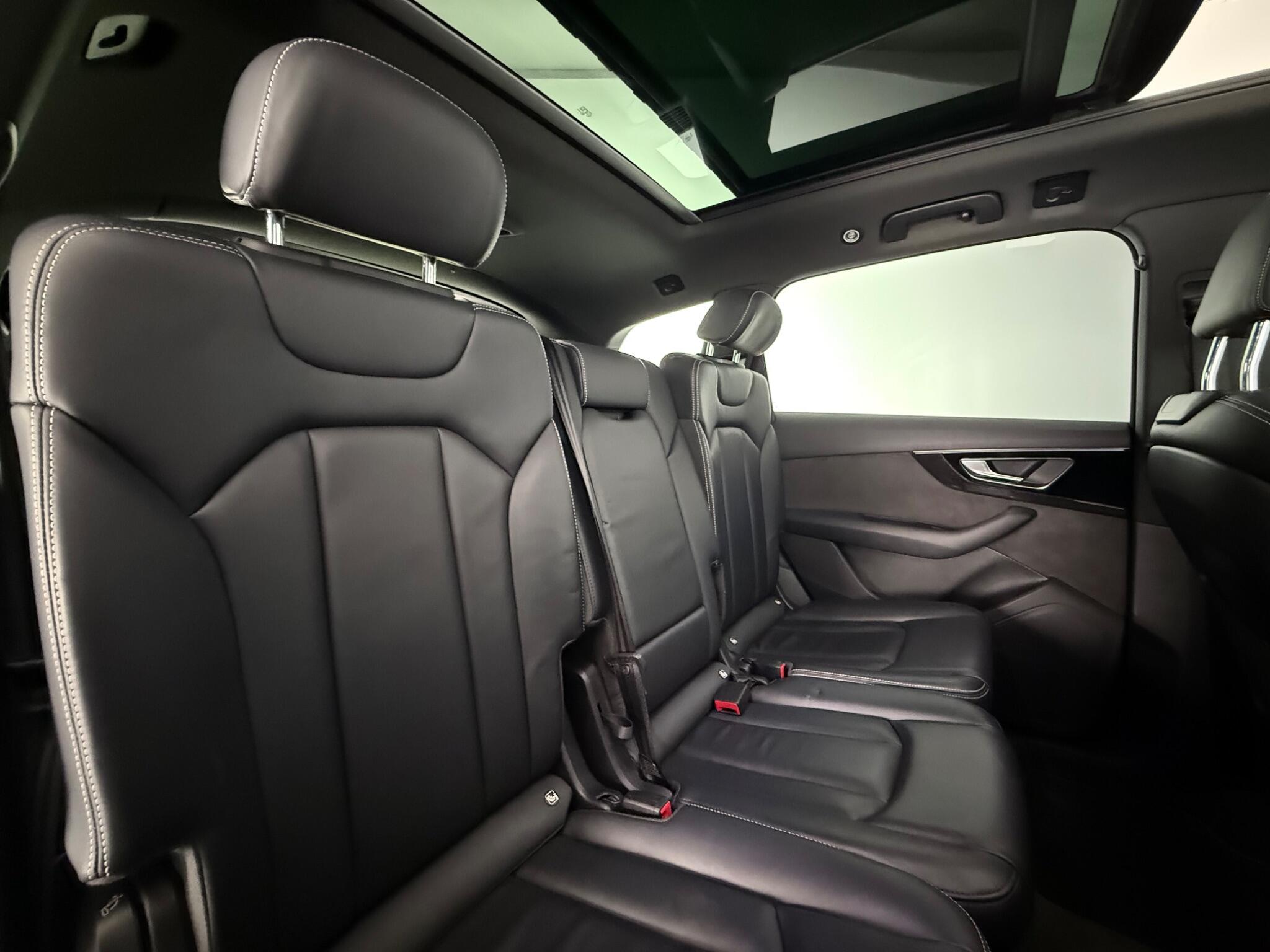 Audi Q7 view 34
