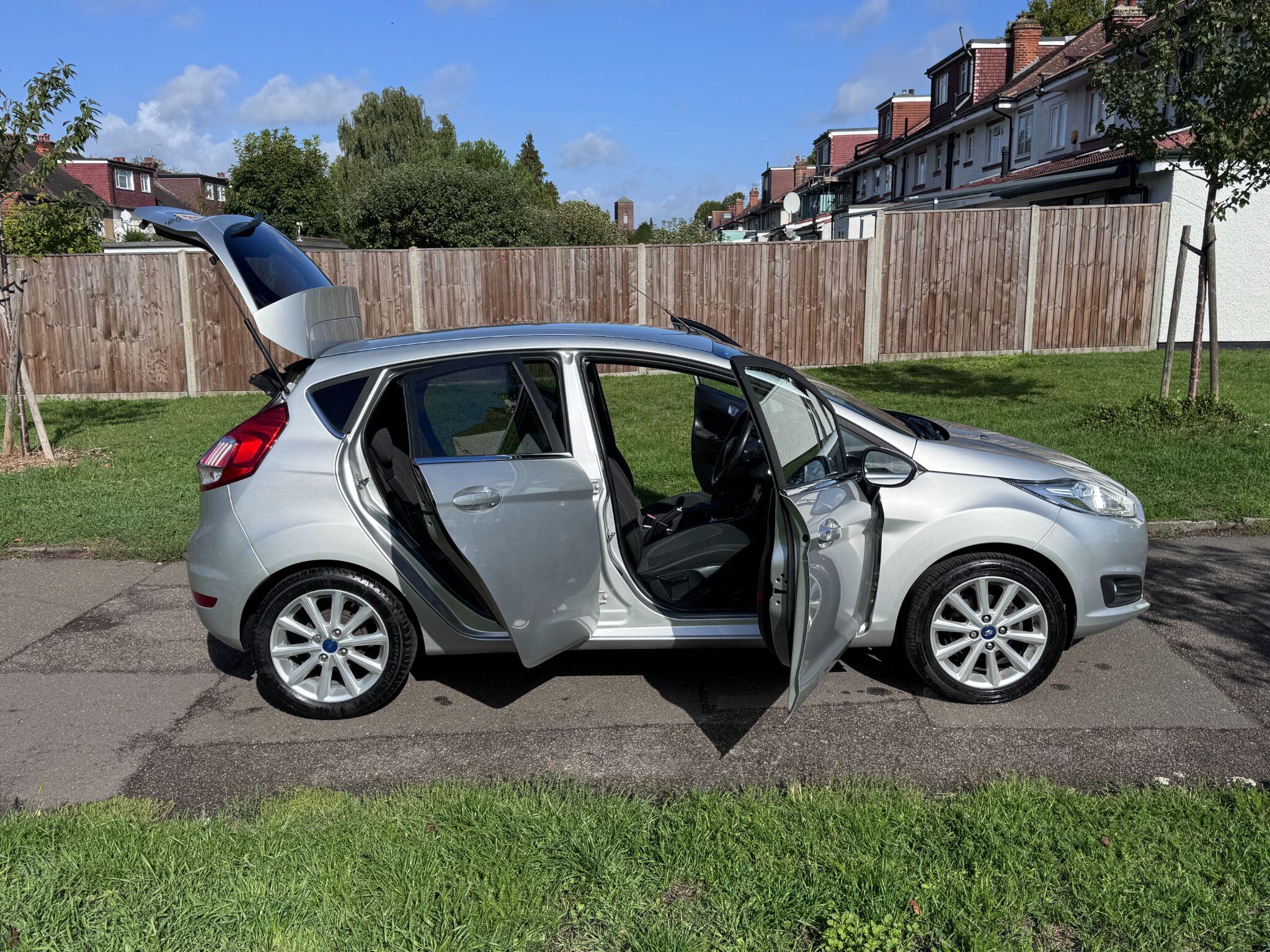 2017 Ford Fiesta image 28