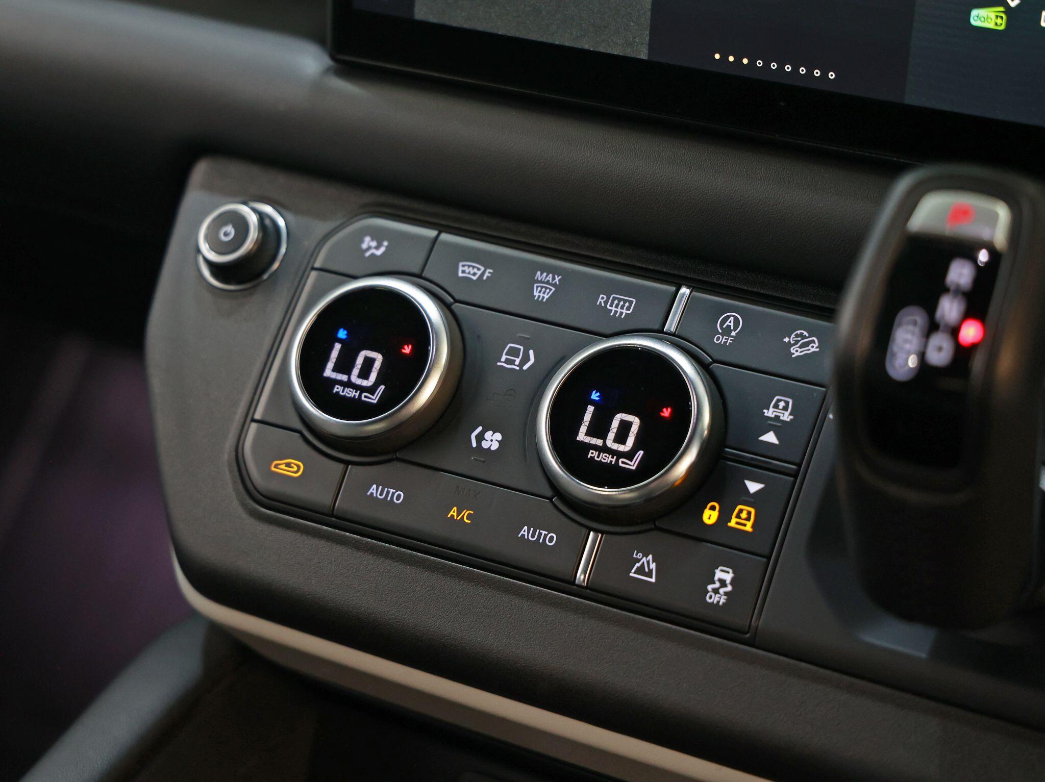 Land Rover Defender view 30