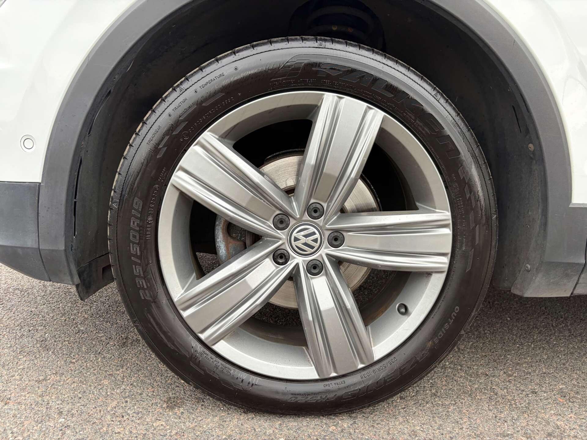 Volkswagen Tiguan view 13