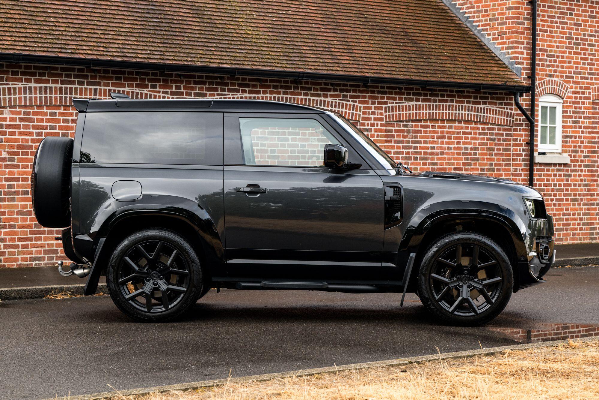Land Rover Defender 90 view 9