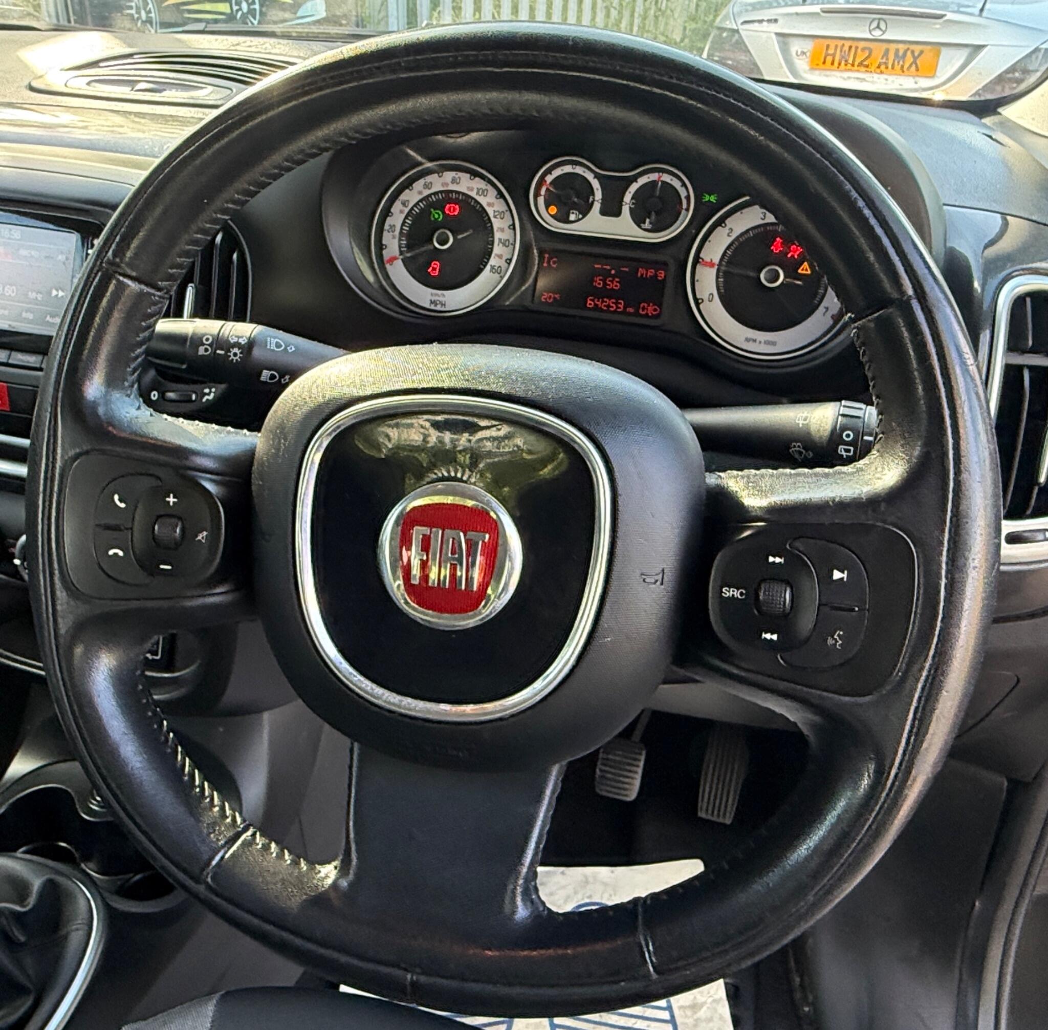 2015 Fiat 500L image 34