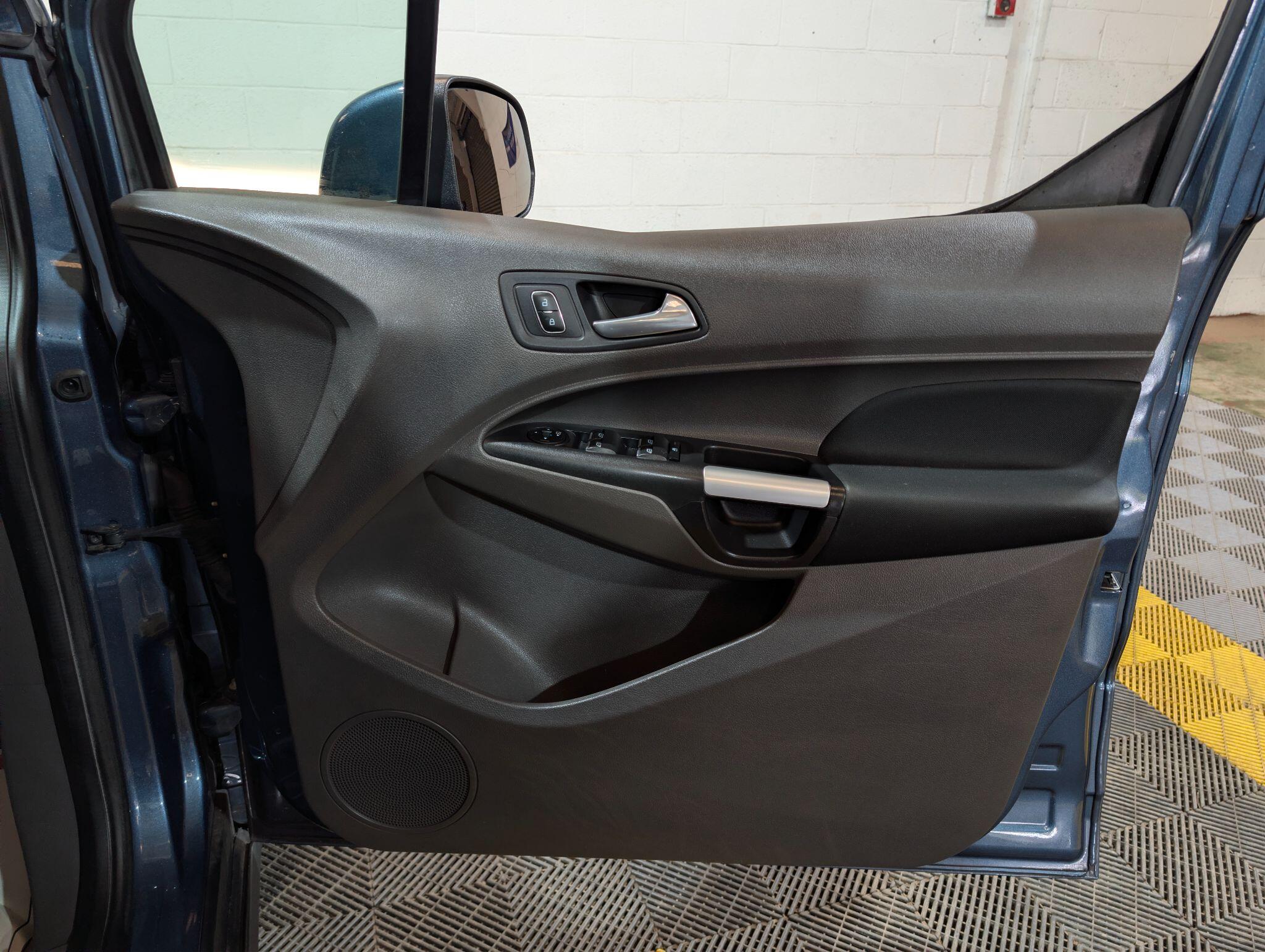 Ford Grand Tourneo Connect view 44