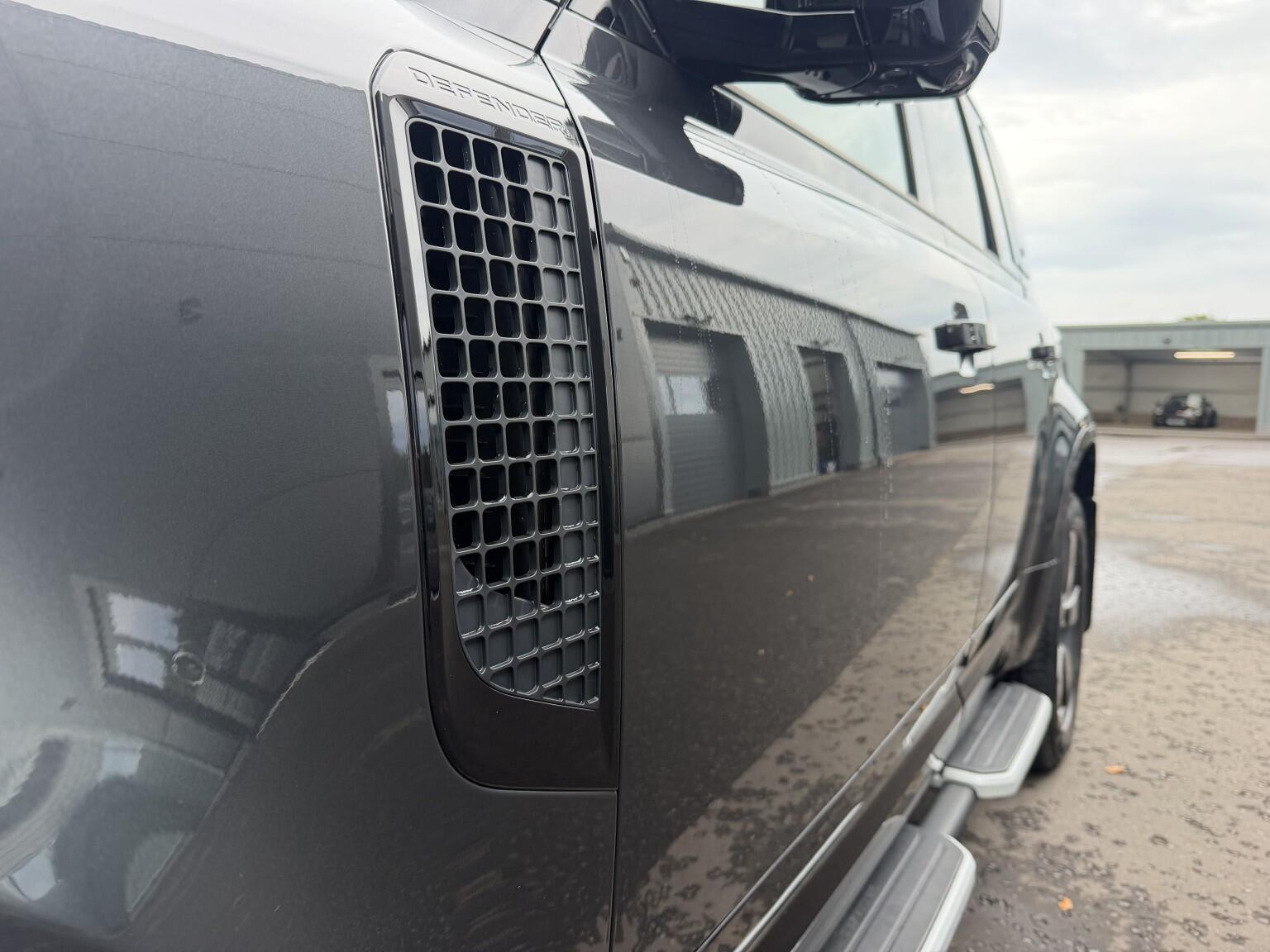Land Rover Defender 110 view 26