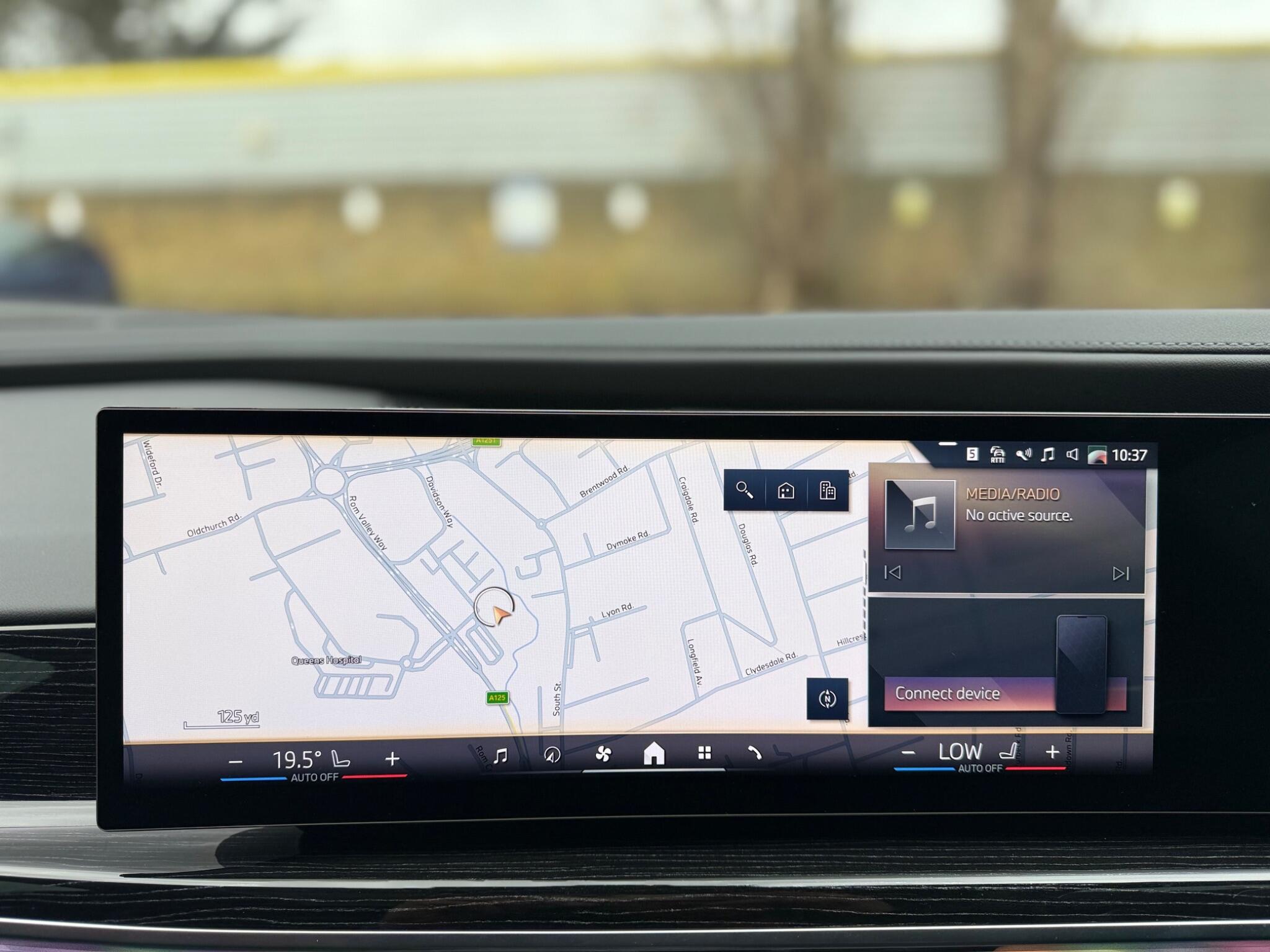 BMW 7 Series view 32