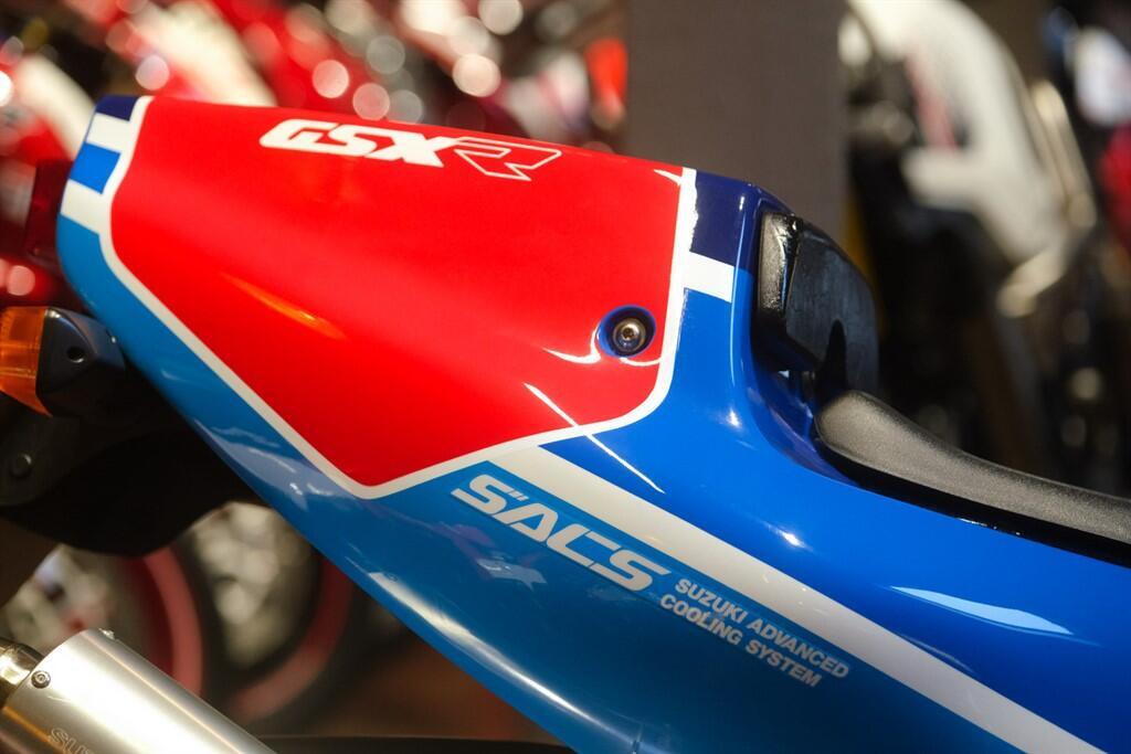 Suzuki GSX-R750 view 3