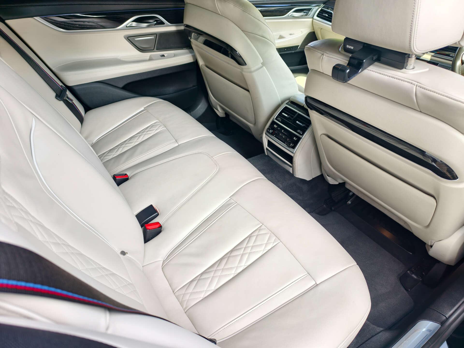BMW 7 Series view 19