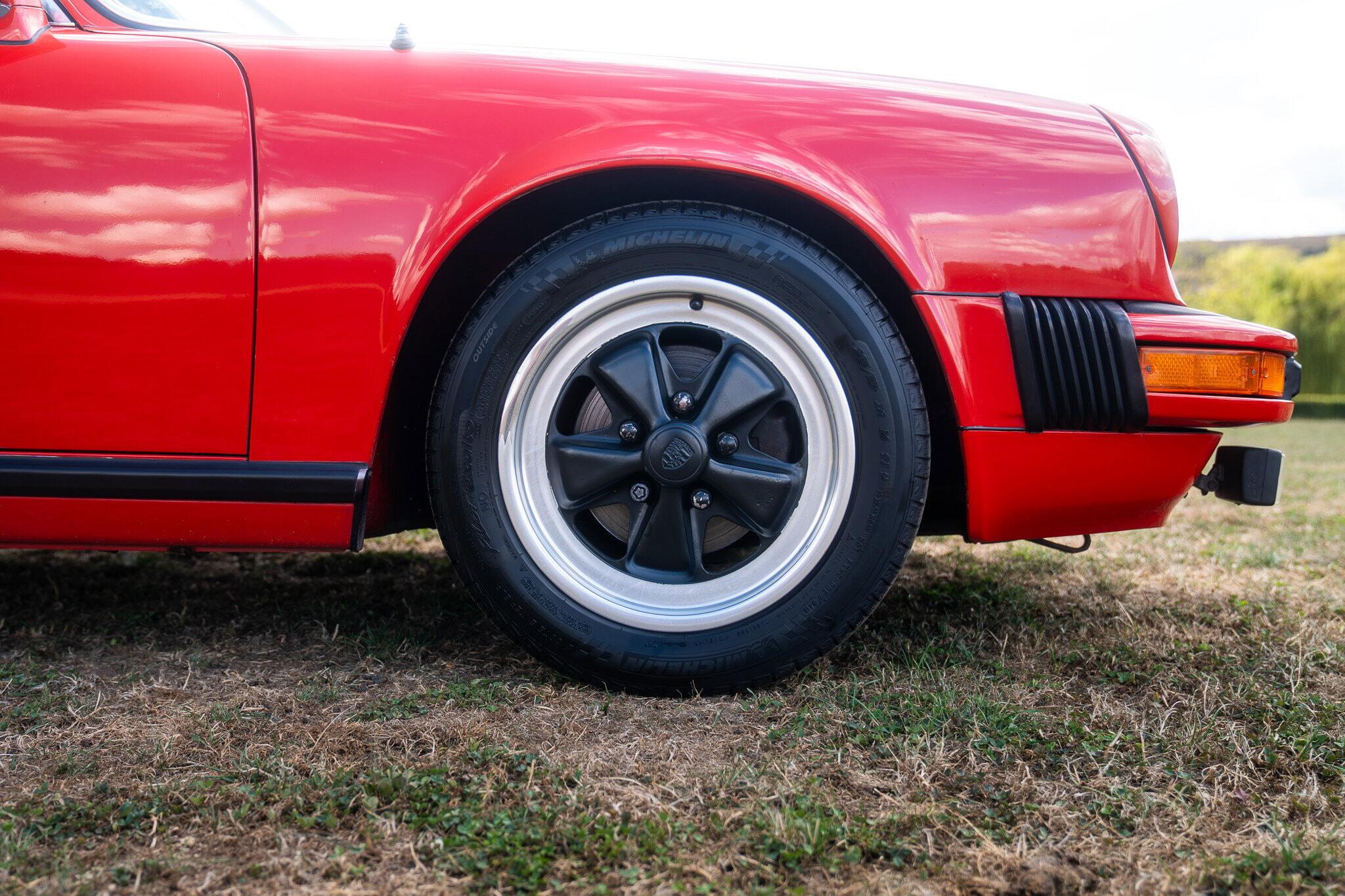 Porsche 911 view 18
