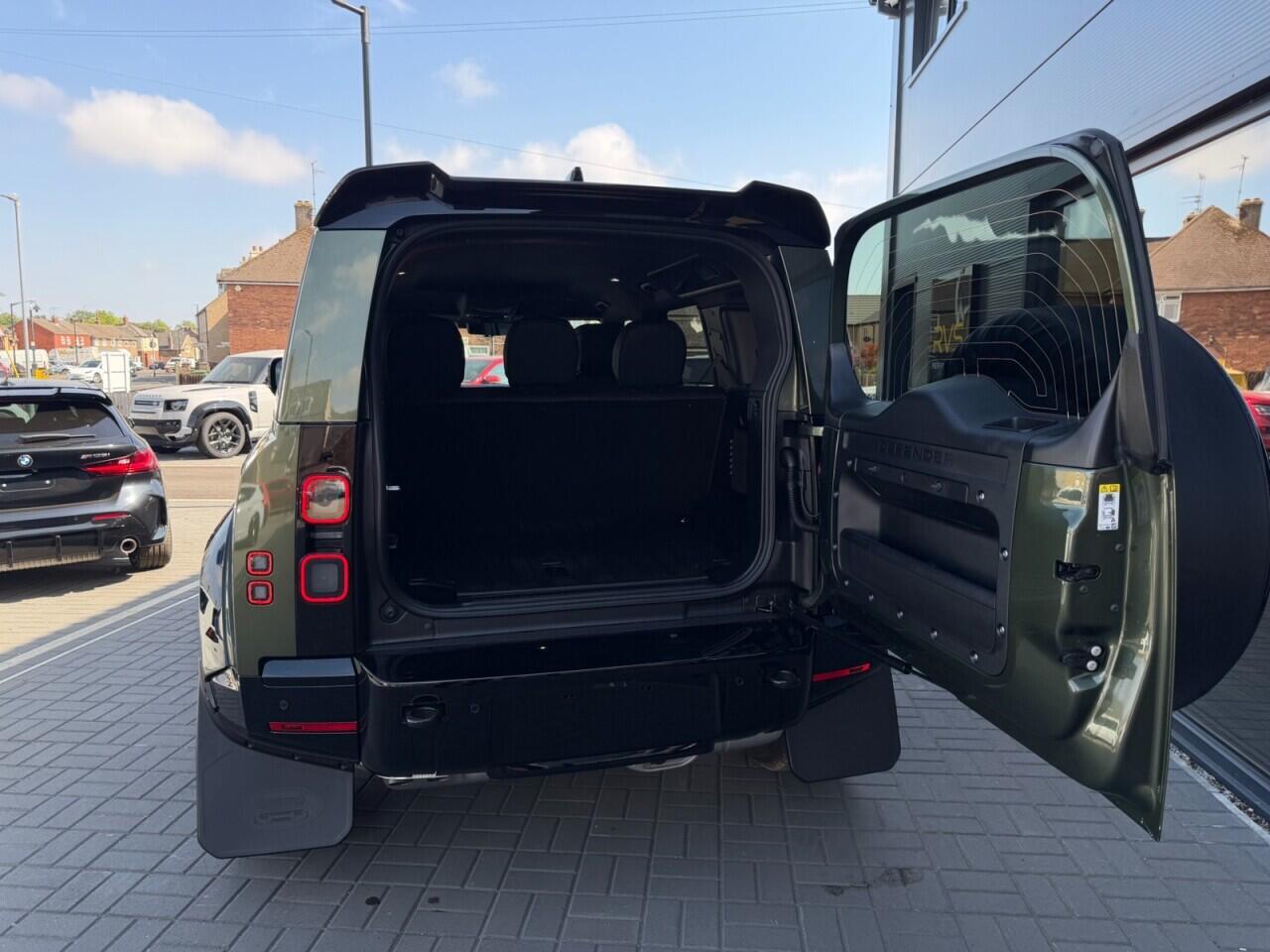 Land Rover Defender 110 view 16