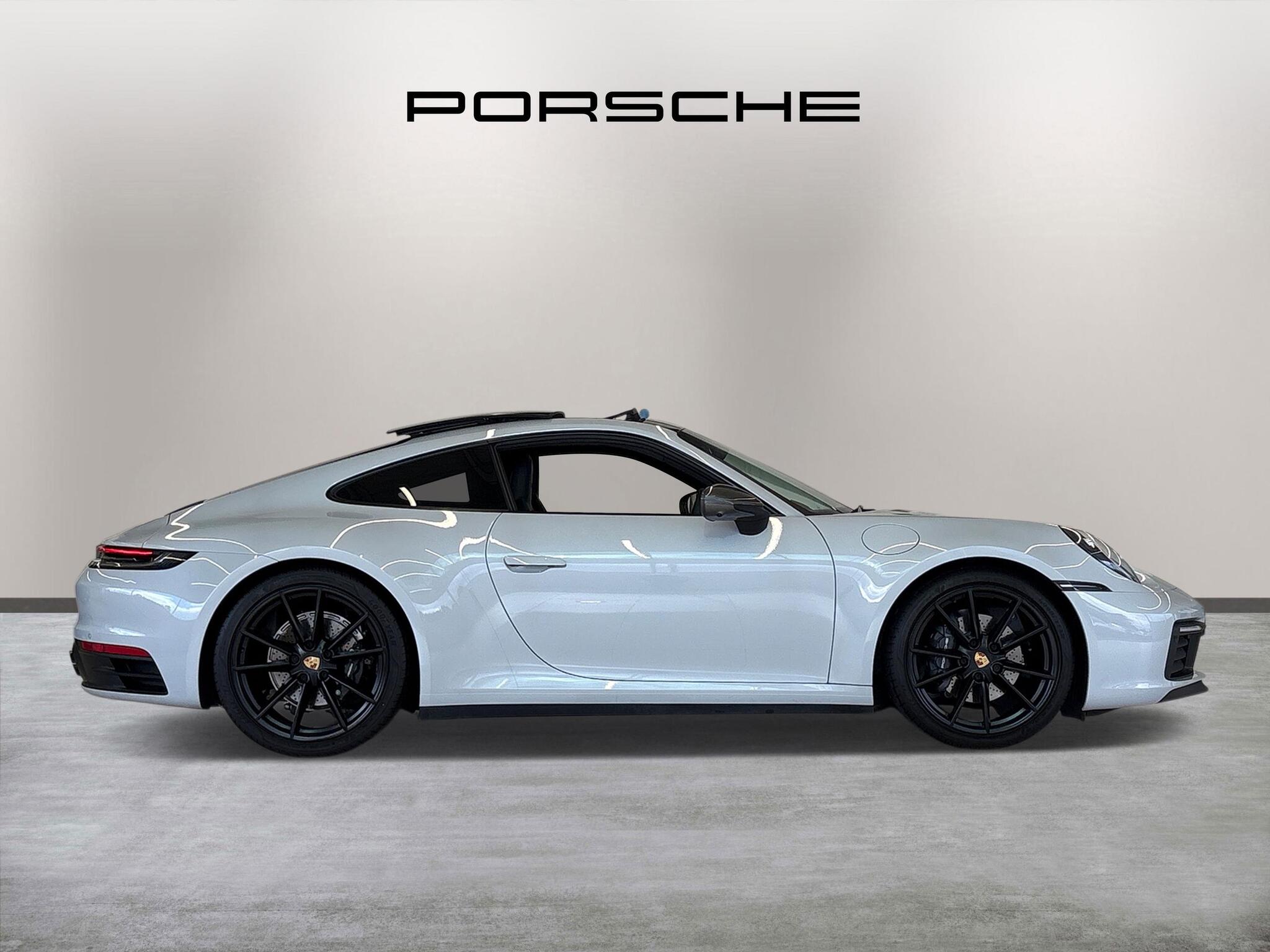 Porsche 911 view 8