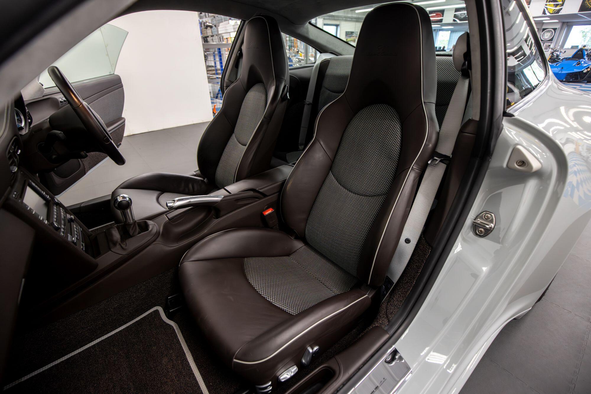 Porsche 911 view 35