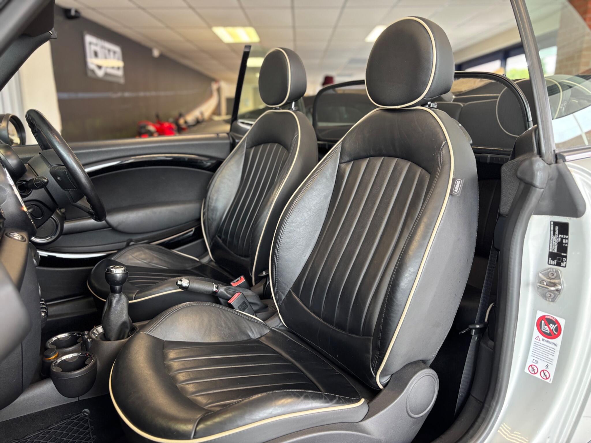 Mini Convertible view 28