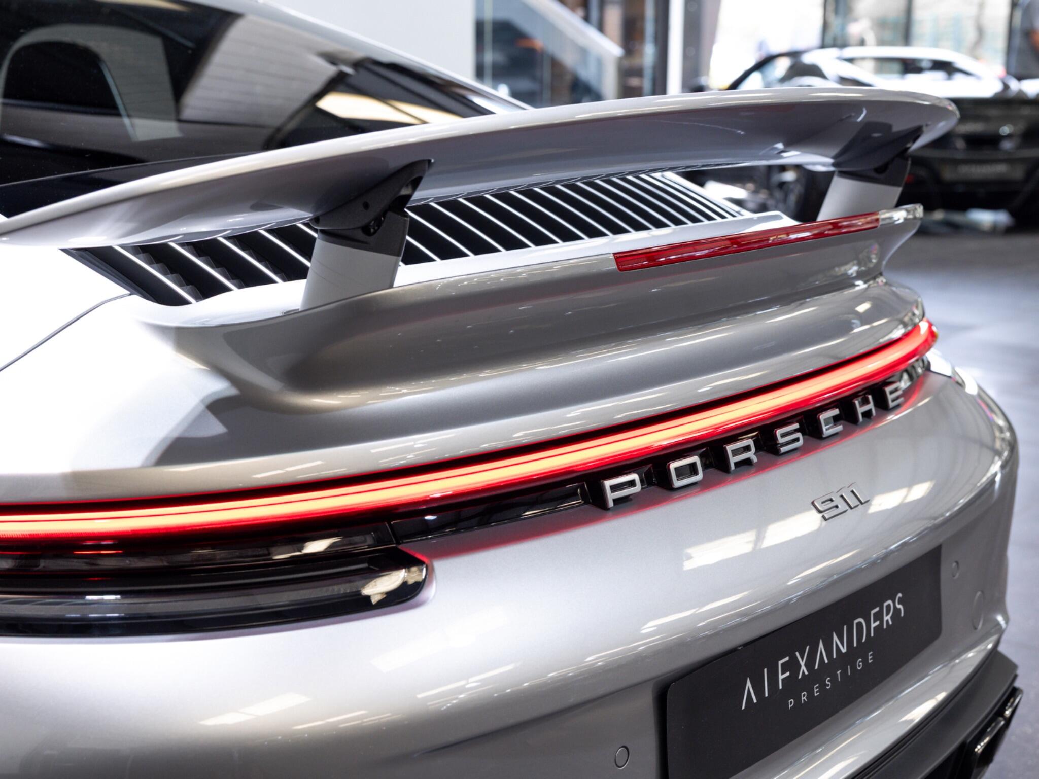 Porsche 911 view 16