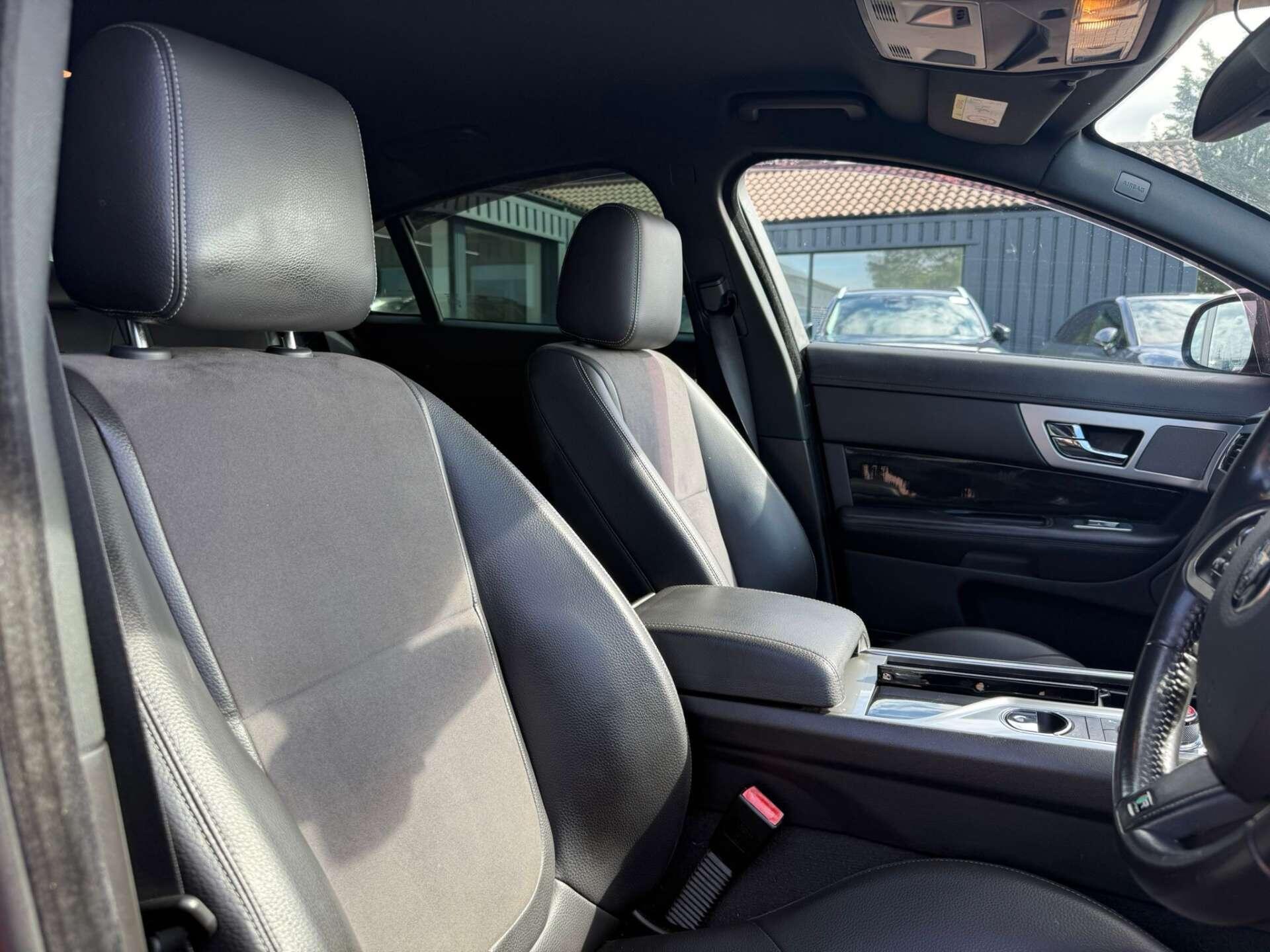 Jaguar XF view 18