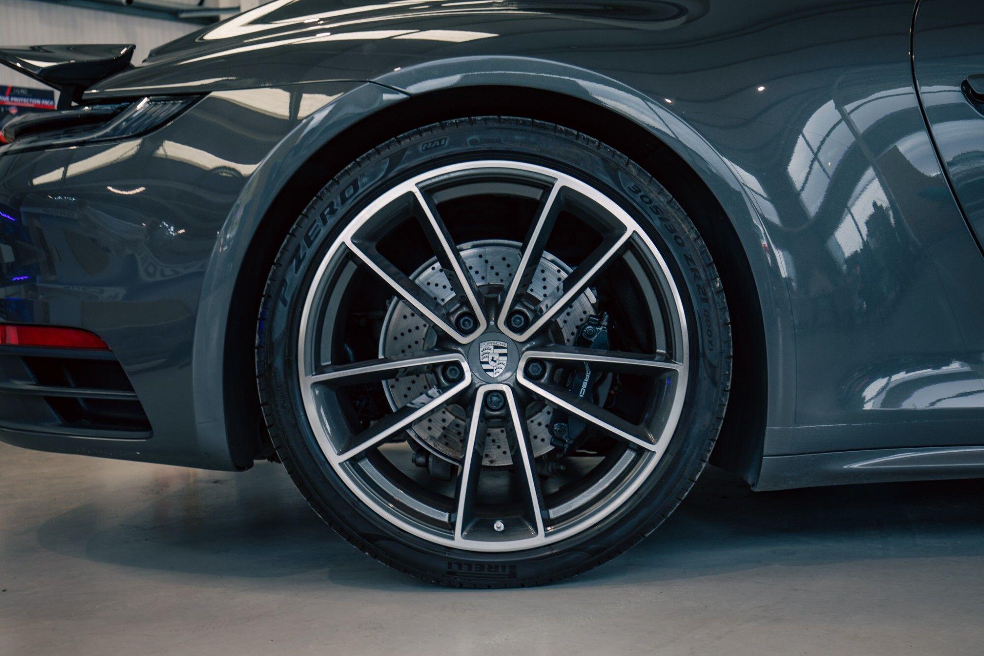 Porsche 911 view 11
