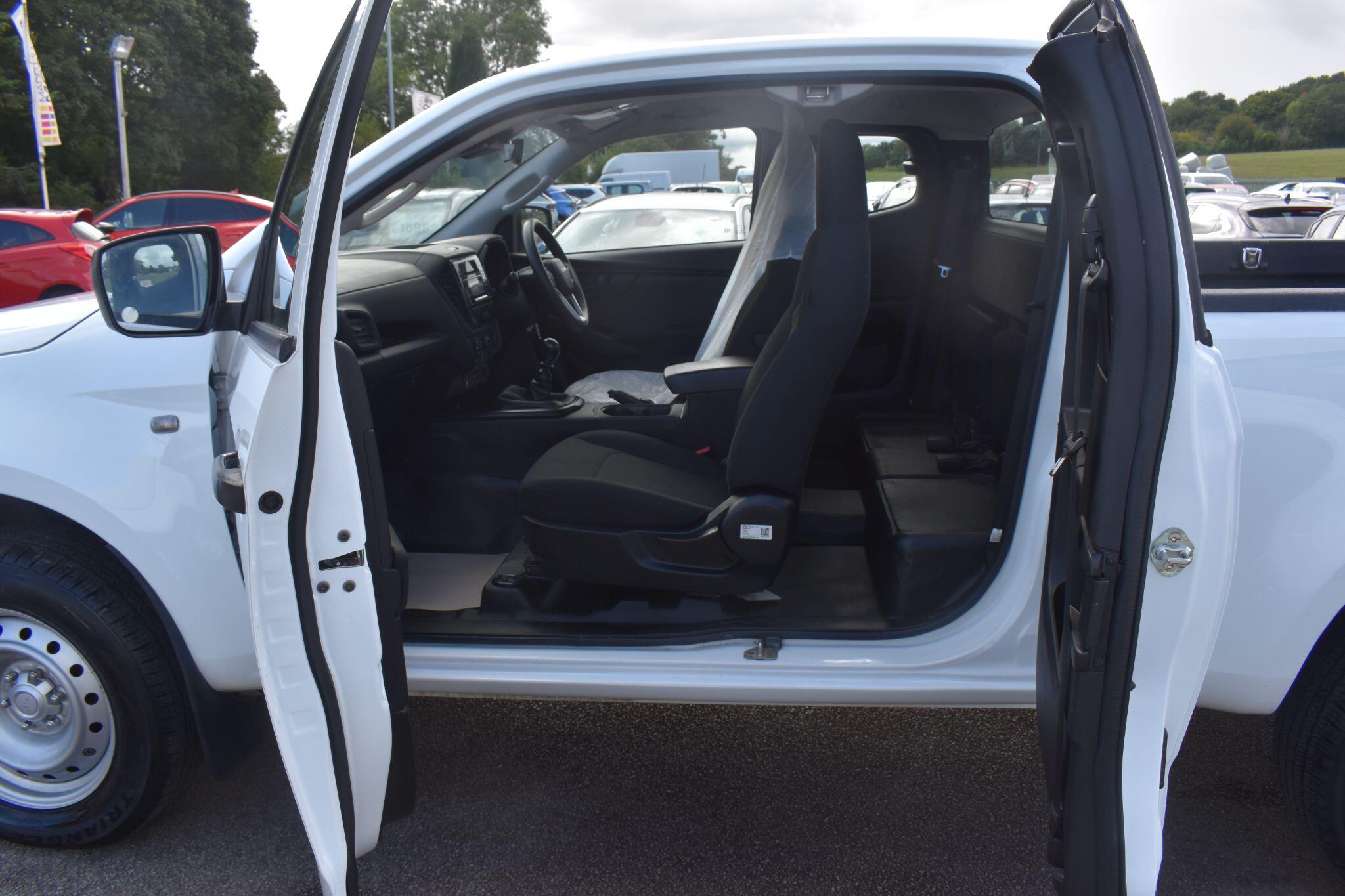 D-Max - 1.9 TD Utility 4WD Euro 6 (s/s) 2dr - Image 11