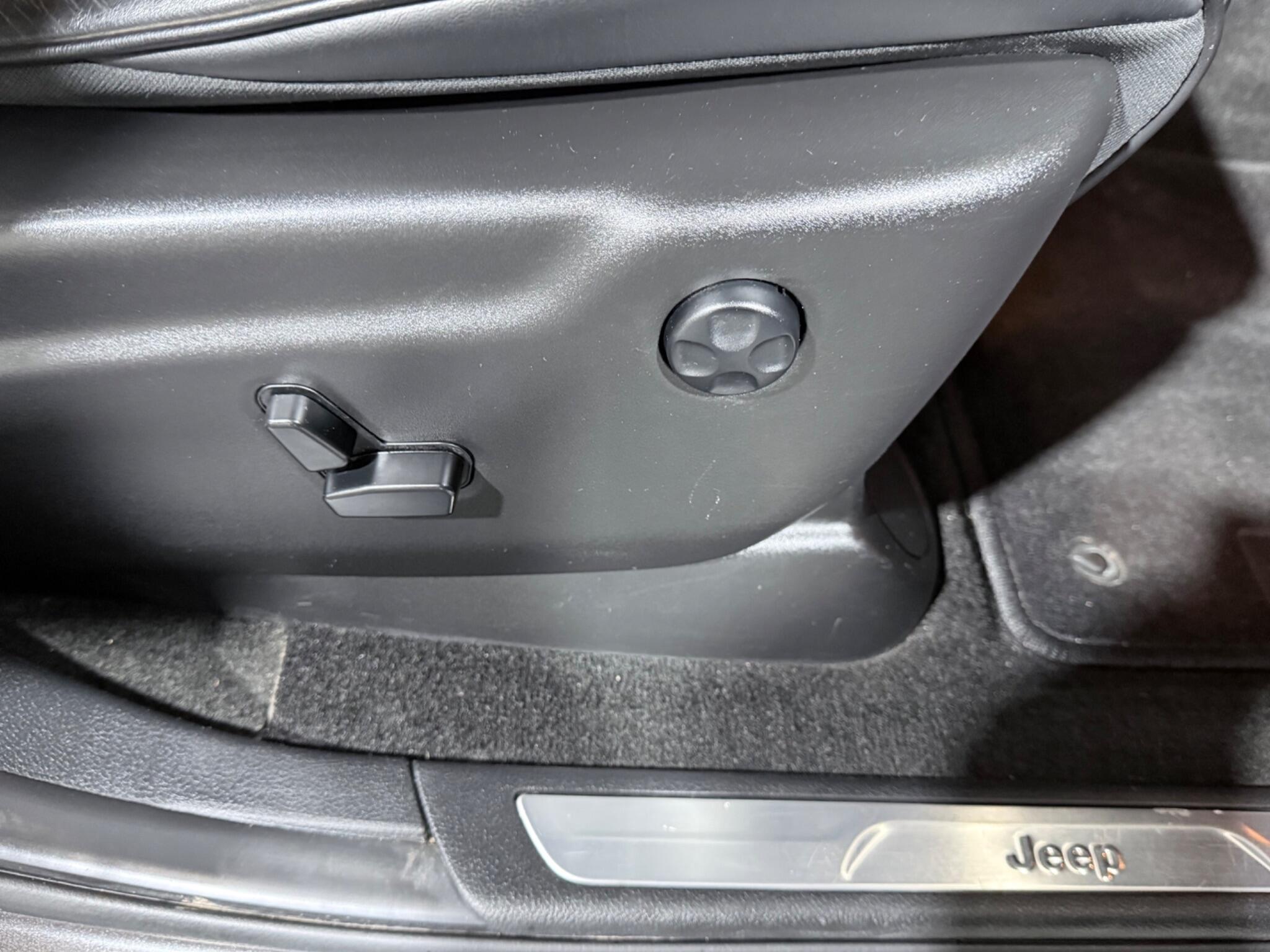 Jeep Grand Cherokee view 11